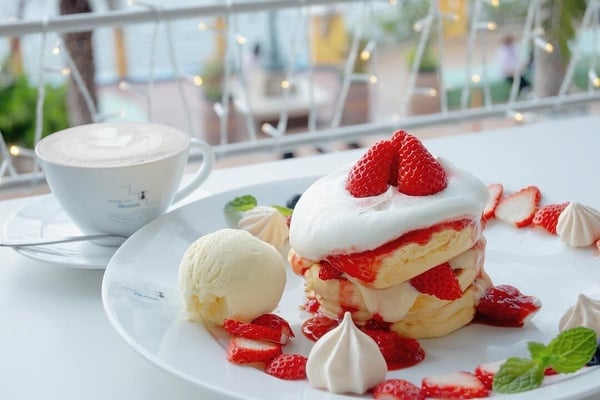 The Junglila Cafe and Restaurant是連唐葳和玄玄去打卡推薦的店呢~店內濃濃的海灘風,還有人造沙灘、鞦韆,和各種波西米亞風飾品、帳篷營造的休閒感,就算在室內一樣可以感受在沙灘上喝咖啡的愜意感~
