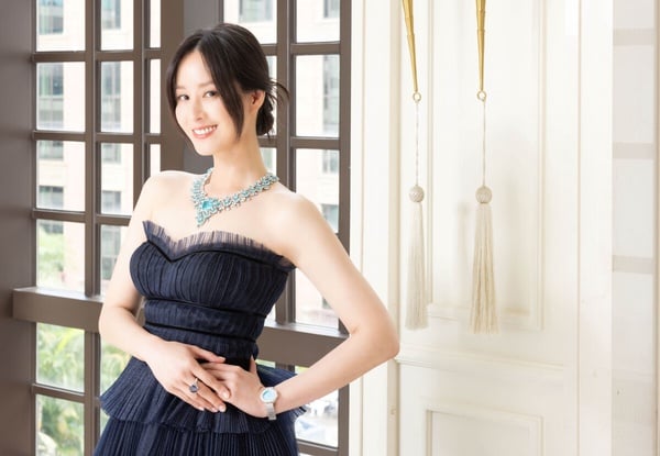 曾愷玹當媽後依然少女！6大美貌秘訣公開，配戴蕭邦「上億」珠寶蛻變花蝴蝶