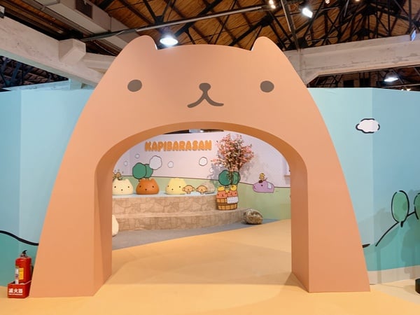 水豚君日日是好日「15周年特展」來了！華山超萌的水豚君特展，現在早鳥票價超級佛心～（右滑看更多）