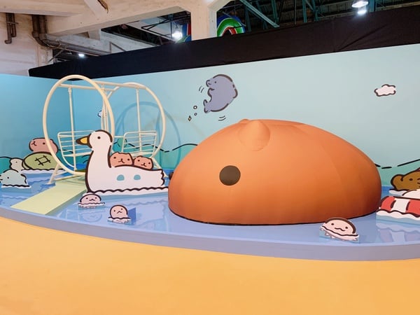 水豚君日日是好日「15周年特展」來了！華山超萌的水豚君特展，現在早鳥票價超級佛心～（右滑看更多）