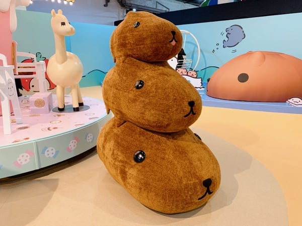 水豚君日日是好日「15周年特展」來了！華山超萌的水豚君特展，現在早鳥票價超級佛心～（右滑看更多）