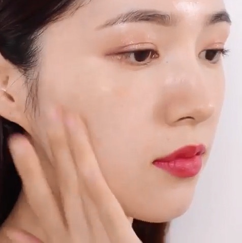 秋冬粉底乾燥脫皮、起屑？彩妝師解密上妝技巧、手法是關鍵，畫出水光潤感底妝