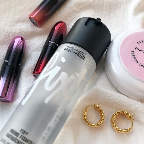 秋冬粉底乾燥脫皮、起屑？彩妝師解密上妝技巧、手法是關鍵，畫出水光潤感底妝