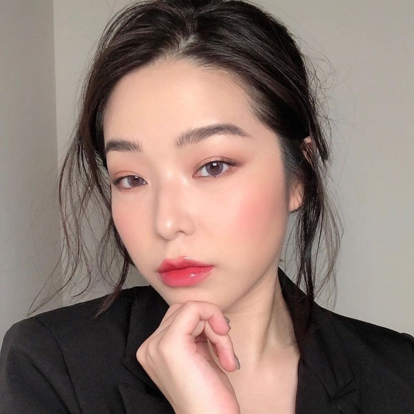 秋冬粉底乾燥脫皮、起屑？彩妝師解密上妝技巧、手法是關鍵，畫出水光潤感底妝