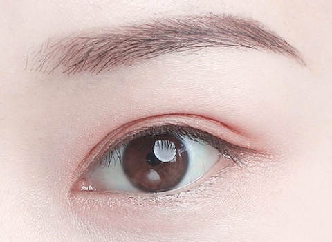 貼完雙眼皮貼怎麼畫眼妝？化妝師親授關鍵技巧「遮瑕膏」打底，雙眼皮貼超隱形、不外露，眼妝精緻服貼一整天！