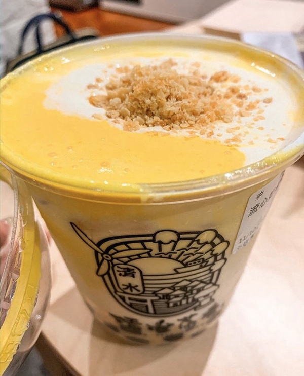 IG熱門手搖飲台中老店「清水茶香」推出新品「流心奶黃啵啵奶」，流心奶黃醬還有Q彈珍珠讓人喝一口就欲罷不能！