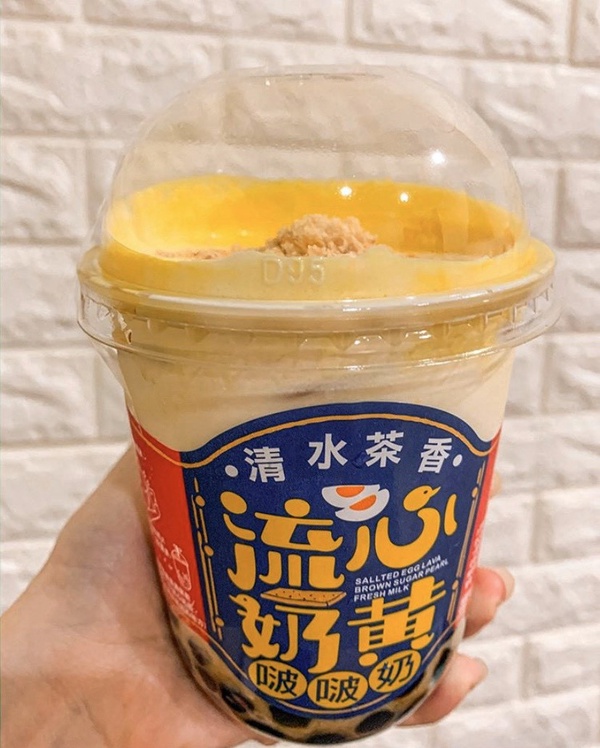 IG熱門手搖飲台中老店「清水茶香」推出新品「流心奶黃啵啵奶」，流心奶黃醬還有Q彈珍珠讓人喝一口就欲罷不能！