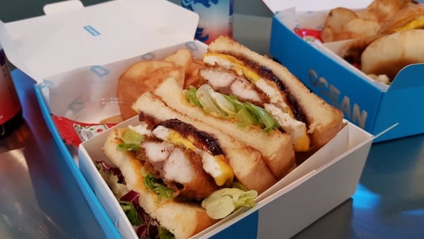 OCEAN BOX推出炸魚排漢堡！加碼辣醬＆藍莓醬的「藍色辣妹輕量三明治」～