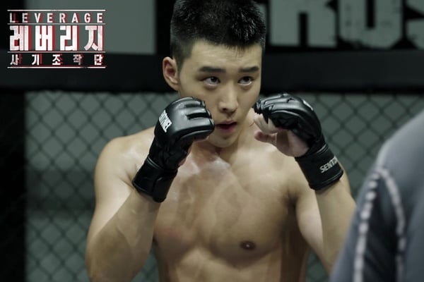 《詐騙操作團》金權「狗狗奴傭兵」反差萌好圈粉！6位韓劇長腿男星，《花黨》這位和康美娜組校園情侶狂發糖