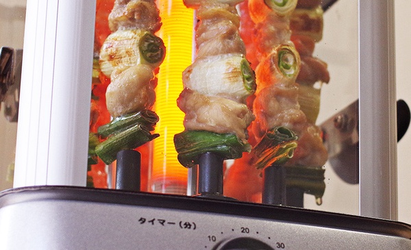 邊緣人也能在家吃串燒！日本Thanko推出「一人烤肉串機」，不用人擠人也能吃到美味串燒了～