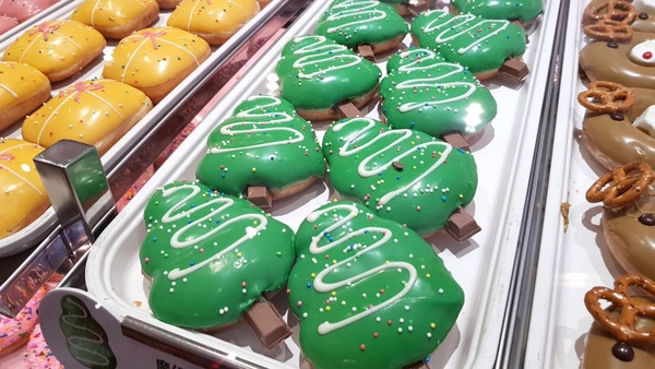 Krispy Kreme爆餡聖誕節甜甜圈！超濃榛果＆卡士達醬，加碼這天還有買一送一