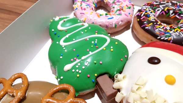Krispy Kreme爆餡聖誕節甜甜圈！超濃榛果＆卡士達醬，加碼這天還有買一送一