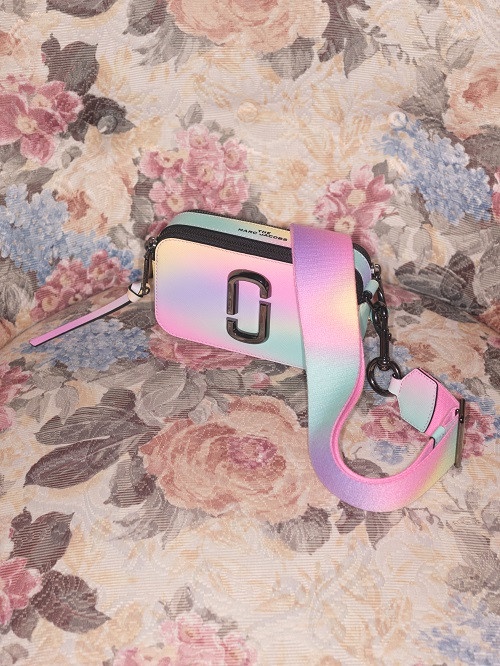 Marc Jacobs相機包升級為「單眼相機包」，2019聖誕新色獨角獸色、金色超美！