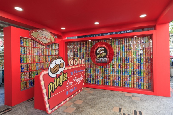 7-11金莎、品客聯名門市！超大顆金莎＆品客拍照牆，7-11聯名門市來燒大家了