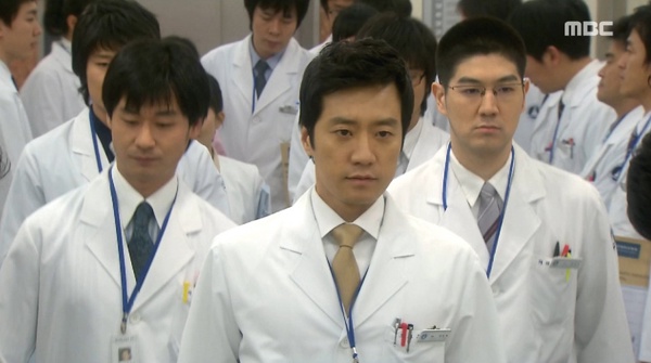 《巧克力》又一位高顏值醫生！網評「最像專業醫生」演員TOP7，宋慧喬意外評價高，「金師傅」竟不是第一！