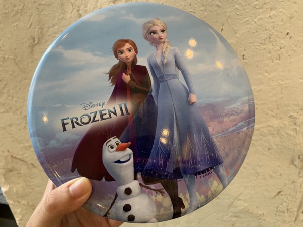 BAC攜手冰雪奇緣推出超強新品「冰雪奇緣造型雪藏蛋糕」！還有微笑雪寶造型手工曲奇，讓你直呼好可愛！