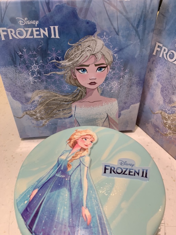 BAC攜手冰雪奇緣推出超強新品「冰雪奇緣造型雪藏蛋糕」！還有微笑雪寶造型手工曲奇，讓你直呼好可愛！