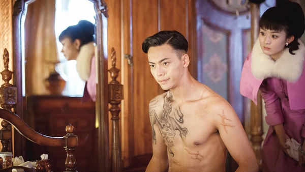 《從前有座靈劍山》許凱泡澡！9個「陸劇中的養眼畫面」，李現、陳偉霆的八塊腹肌好誘人