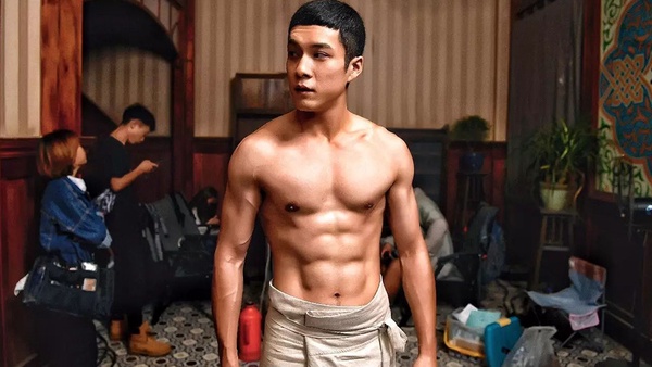《從前有座靈劍山》許凱泡澡！9個「陸劇中的養眼畫面」，李現、陳偉霆的八塊腹肌好誘人