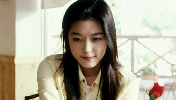 金泰希產後首度露面，顏值還是高！網議7位女神「讓人一見鍾情的瞬間」，全智賢隨意撩髮，驚豔18年！
