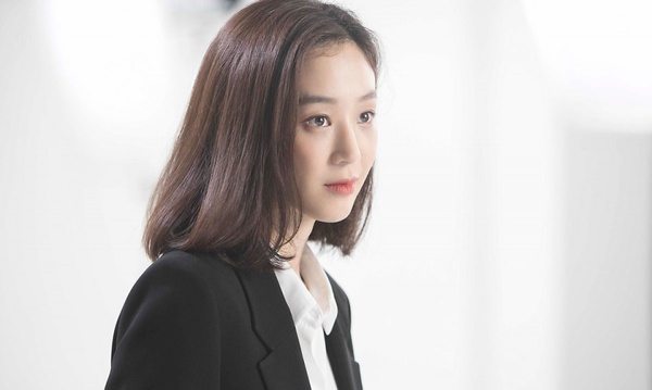 金泰希產後首度露面，顏值還是高！網議7位女神「讓人一見鍾情的瞬間」，全智賢隨意撩髮，驚豔18年！