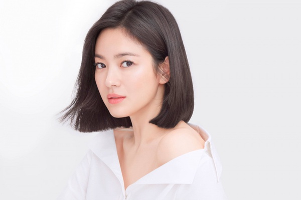 金泰希產後首度露面，顏值還是高！網議7位女神「讓人一見鍾情的瞬間」，全智賢隨意撩髮，驚豔18年！
