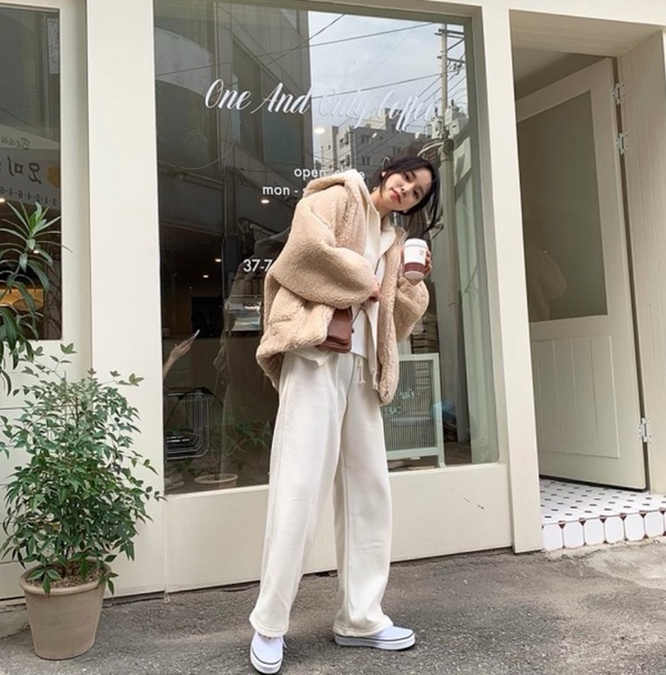 韓系「奶茶色穿搭」推薦！基礎單品穿出高級感，韓妞教你搭配技巧、一週不重複！
