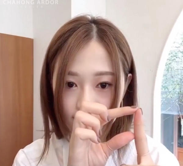 韓國髮型師零失敗「剪瀏海」技巧！關鍵比例尺「指節與拇指」，剪出適合自己臉型的瘦臉瀏海！