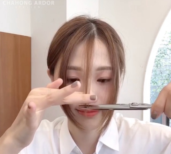 韓國髮型師零失敗「剪瀏海」技巧！關鍵比例尺「指節與拇指」，剪出適合自己臉型的瘦臉瀏海！