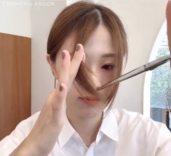 韓國髮型師零失敗「剪瀏海」技巧！關鍵比例尺「指節與拇指」，剪出適合自己臉型的瘦臉瀏海！