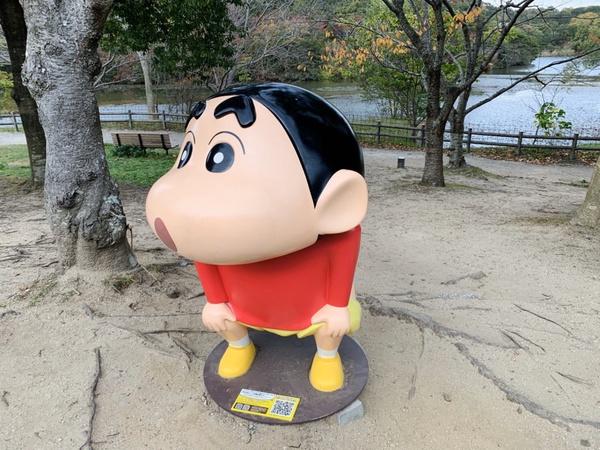 日本淡路島「二次元之森」超多蠟筆小新讓你拍，小新專賣店也超好買，小新迷買機票了！