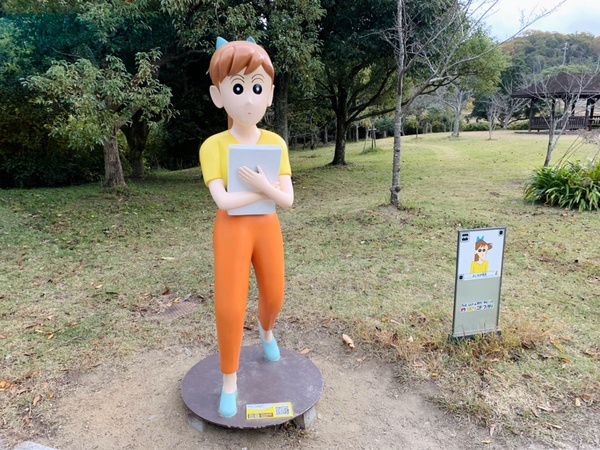 日本淡路島「二次元之森」超多蠟筆小新讓你拍，小新專賣店也超好買，小新迷買機票了！