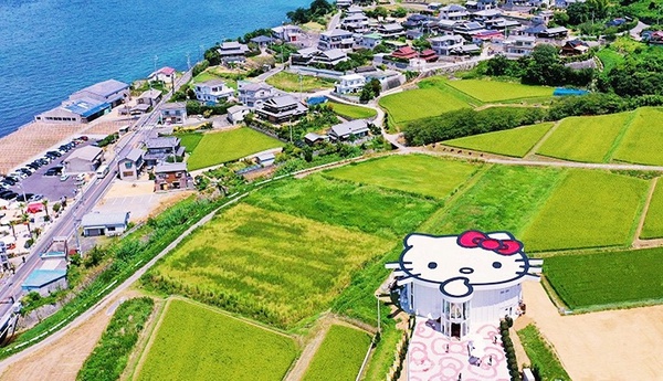 Kitty粉絲筆記!日本淡路島HELLO KITTY SHOW BOX新開幕,吃飯時還有Kitty表演給你看!