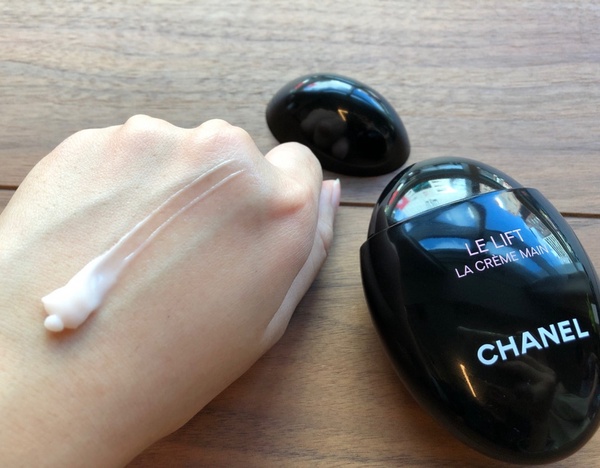 潤不黏「護手霜」超強推薦！手心粗糙、指緣乾裂都拋光變柔軟，雙手更像披了香水外衣～