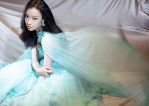 趙麗穎、劉詩詩同場比美!12女星紅毯造型精修vs未修,楊紫被嫌老氣,林允胖到讓人驚訝