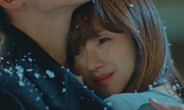 5部韓劇經典「大衣抱」！池昌旭、李敏鎬牢牢圈住女主角，《1988》朴寶劍大衣太短，蓋不住惠利！