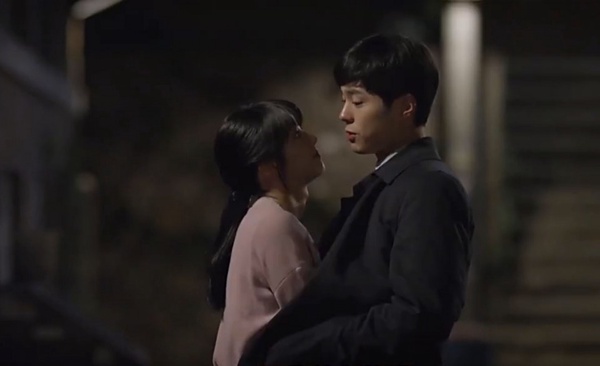 5部韓劇經典「大衣抱」！池昌旭、李敏鎬牢牢圈住女主角，《1988》朴寶劍大衣太短，蓋不住惠利！