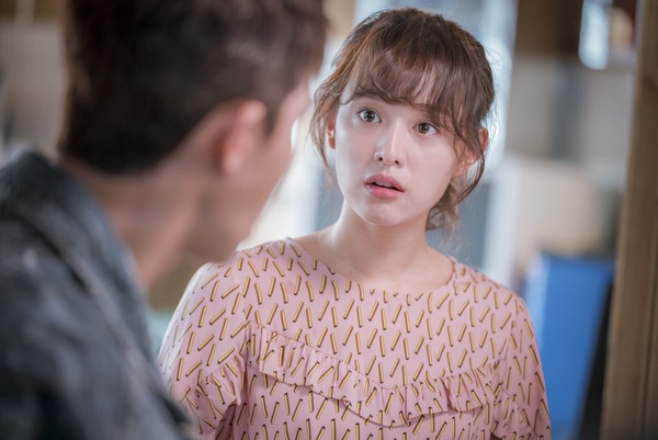 《山茶花開時》孔曉振全身都名牌？7位「穿搭寫實」韓劇女主，IU連鞋子都髒，真的夠窮