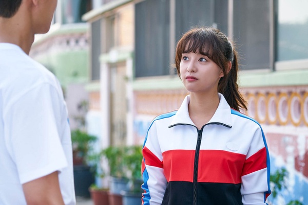 《山茶花開時》孔曉振全身都名牌？7位「穿搭寫實」韓劇女主，IU連鞋子都髒，真的夠窮
