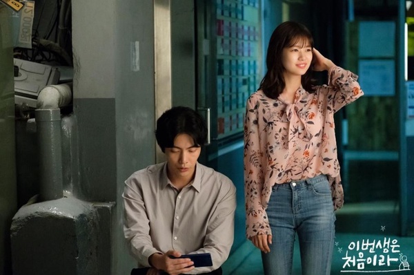 《山茶花開時》孔曉振全身都名牌？7位「穿搭寫實」韓劇女主，IU連鞋子都髒，真的夠窮