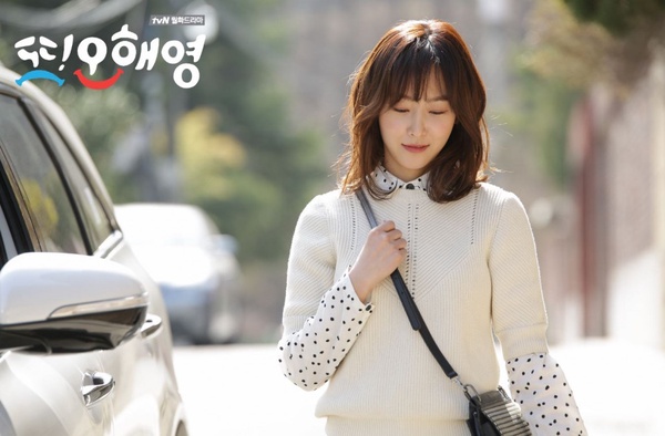 《山茶花開時》孔曉振全身都名牌？7位「穿搭寫實」韓劇女主，IU連鞋子都髒，真的夠窮