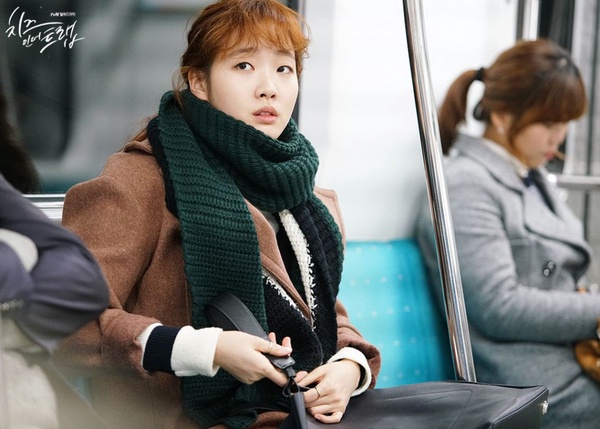 《山茶花開時》孔曉振全身都名牌？7位「穿搭寫實」韓劇女主，IU連鞋子都髒，真的夠窮
