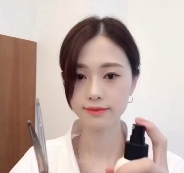 髮型師超簡單「吹瀏海」技巧！一個鐵夾「吹捲」出小臉波紋瀏海，髮根還能蓬鬆整天！