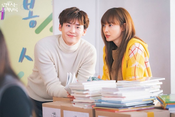 金賽綸不續約YG！4位「離開前公司發展更好」韓星，李鍾碩YG出事前離開，超有先見之明