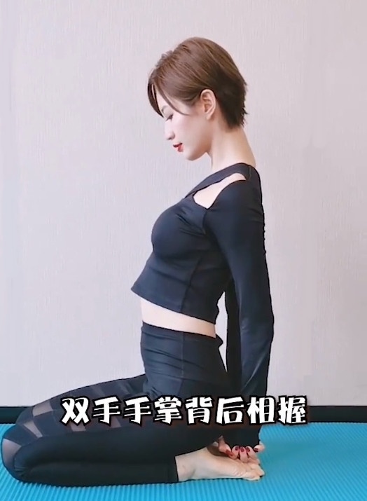 模特兒美姿訓練師分享「開肩運動」！一個動作改善肩膀內縮、斜肩駝背，練出纖細天鵝頸