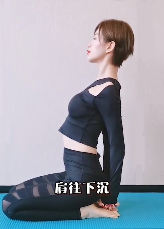 模特兒美姿訓練師分享「開肩運動」！一個動作改善肩膀內縮、斜肩駝背，練出纖細天鵝頸