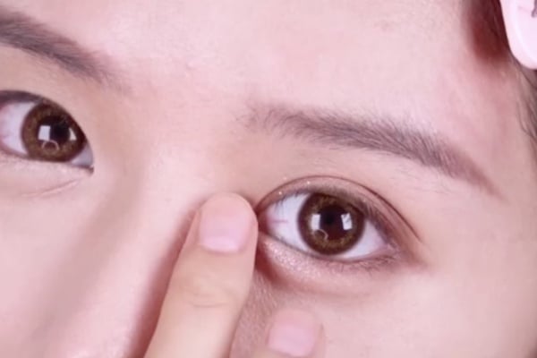 小紅書網紅「整形級大眼」畫法！放大雙眼的眼影、雙眼皮貼技巧，眼線畫法手把手教學