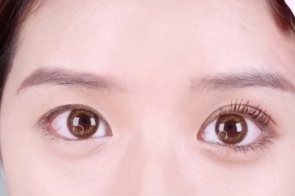 小紅書網紅「整形級大眼」畫法！放大雙眼的眼影、雙眼皮貼技巧，眼線畫法手把手教學