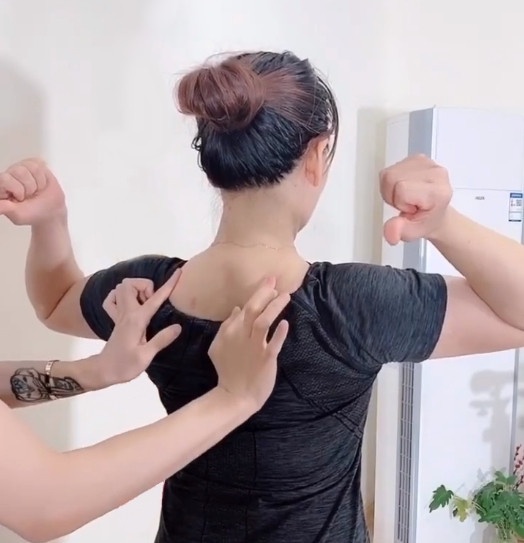 做錯動作肩膀變更厚！瑜珈教練正確「開肩運動」，網友實測駝背斜肩、龜脖一周改善有感