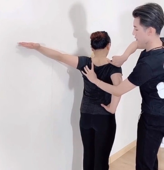 做錯動作肩膀變更厚！瑜珈教練正確「開肩運動」，網友實測駝背斜肩、龜脖一周改善有感